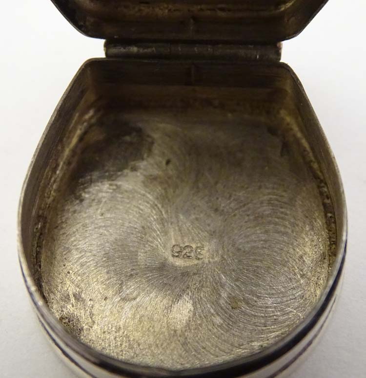 A silver pill box formed as a horseshoe with horse head decoration to top. - Image 7 of 7