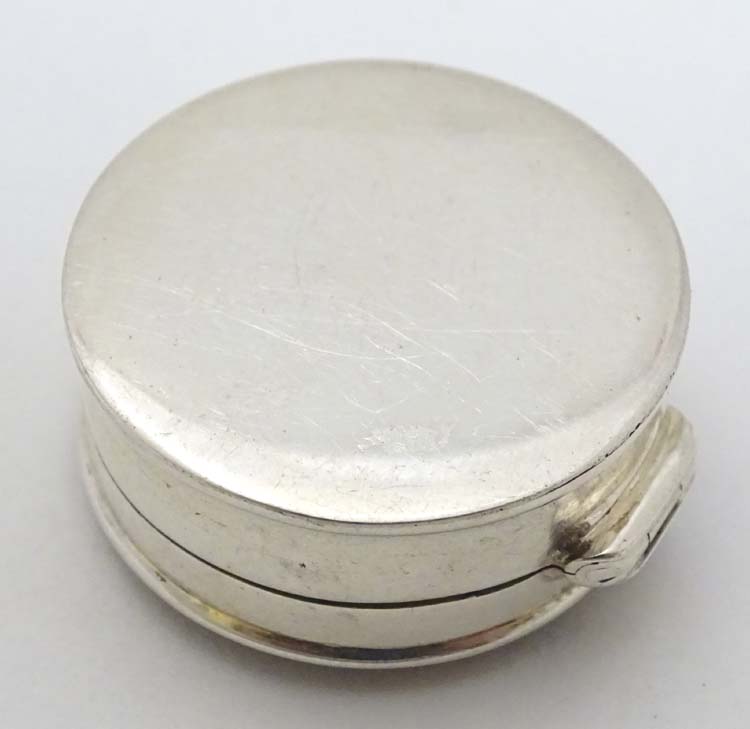 A 925 silver pill box with monochrome image to lid depicting the head of a French Bulldog. - Image 4 of 5