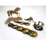 Equine / Hunting interest : Assorted items to include horse brasses,
