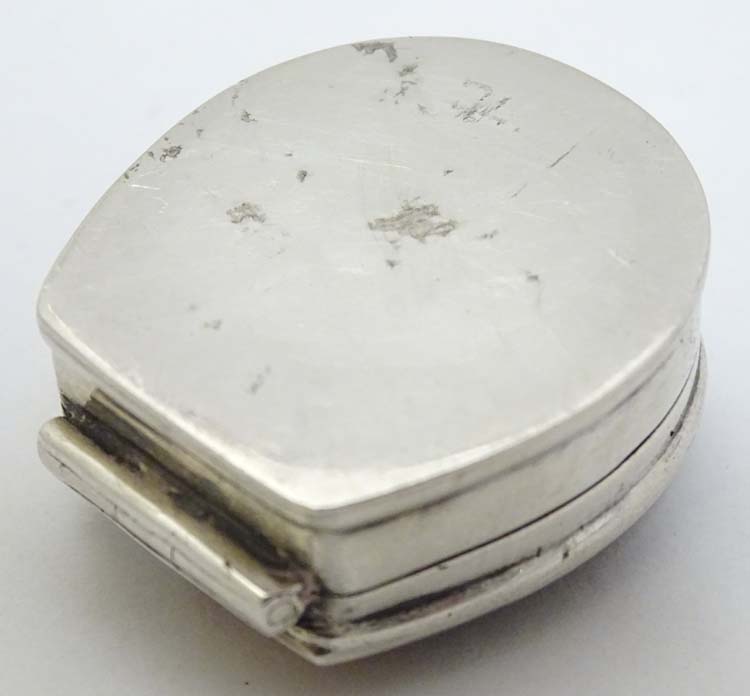 A silver pill box formed as a horseshoe with horse head decoration to top. - Image 5 of 7