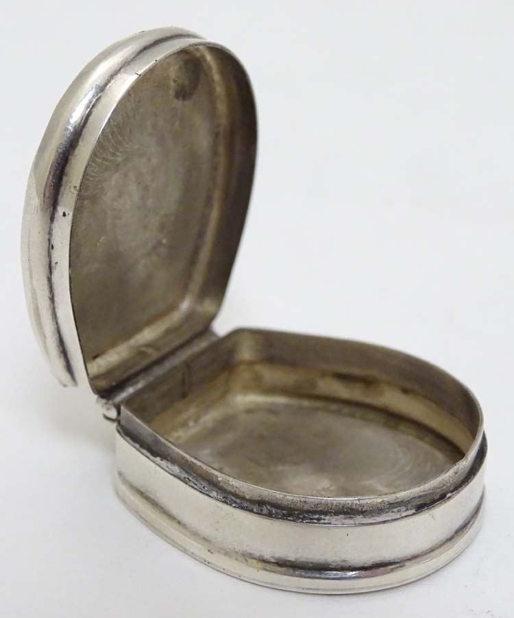 A silver pill box formed as a horseshoe with horse head decoration to top. - Image 2 of 7