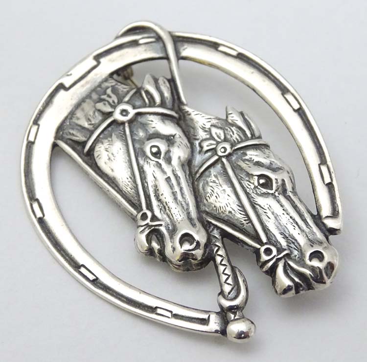 A silver brooch formed as a horseshoe with riding crop / whip and horse head decoration. - Image 4 of 6