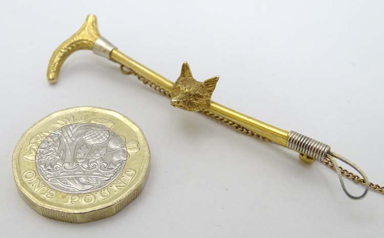 A 9ct gold stock pin / brooch formed as a riding crop / whip with fox head decoration to centre. - Image 3 of 5