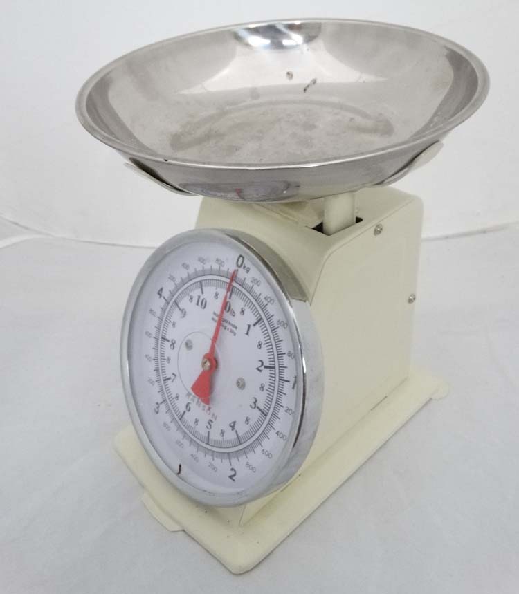 A set of Hanson kitchen scales measuring up to 10 pounds This lot is being sold for our nominated - Image 2 of 3