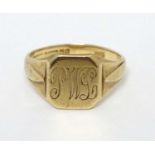 A 9ct gold signet ring (approx 4g) CONDITION: Please Note - we do not make