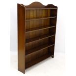 An early 20thC oak bookcase comprising 6 long shelves,