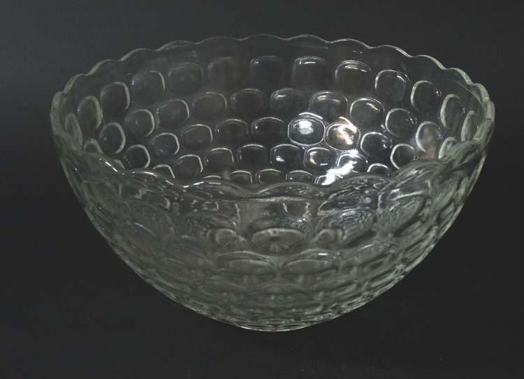 A mid 20thC glass punch bowl with 10 punch cups. - Image 9 of 11