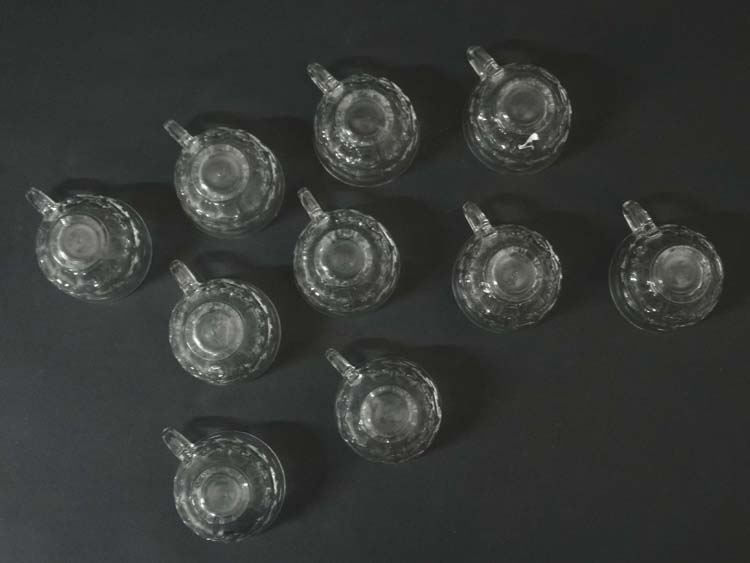 A mid 20thC glass punch bowl with 10 punch cups. - Image 4 of 11