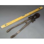 Large bolt cutters + spirit level (2) CONDITION: Please Note - we do not make