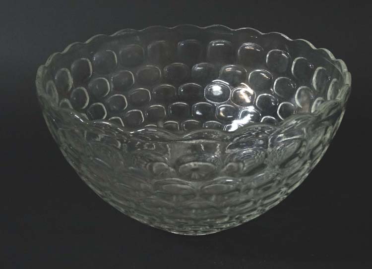 A mid 20thC glass punch bowl with 10 punch cups. - Image 8 of 11