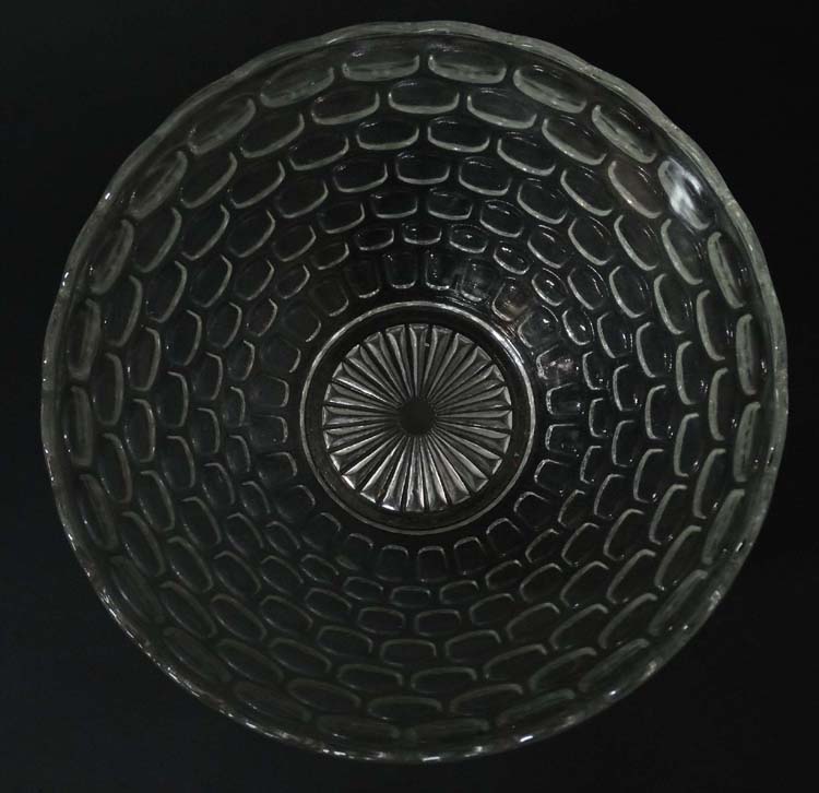 A mid 20thC glass punch bowl with 10 punch cups. - Image 6 of 11