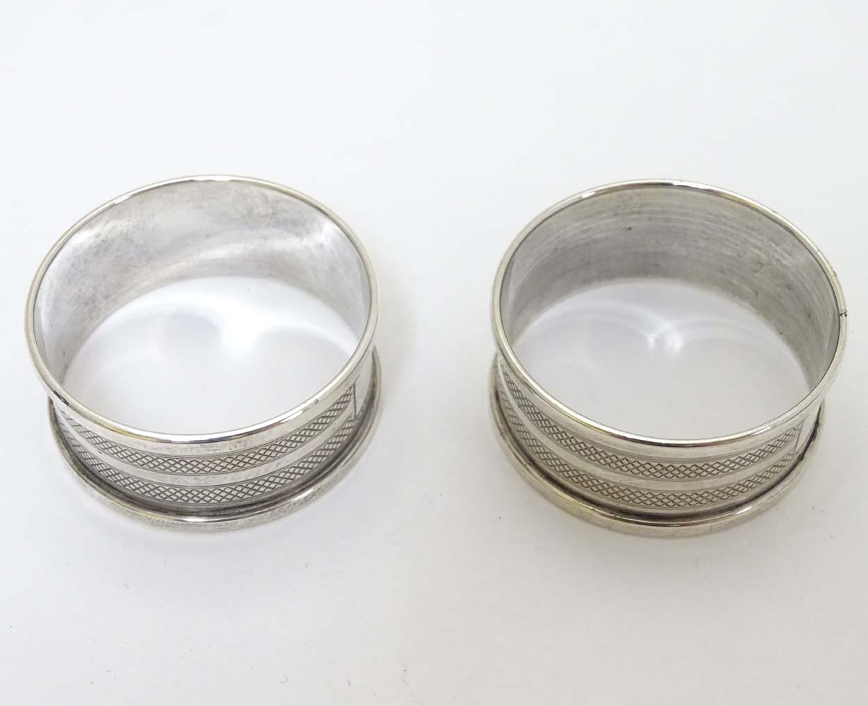 A pair of silver napkin rings with banded engine turned decoration hallmarked Birmingham 1947 maker - Image 2 of 6