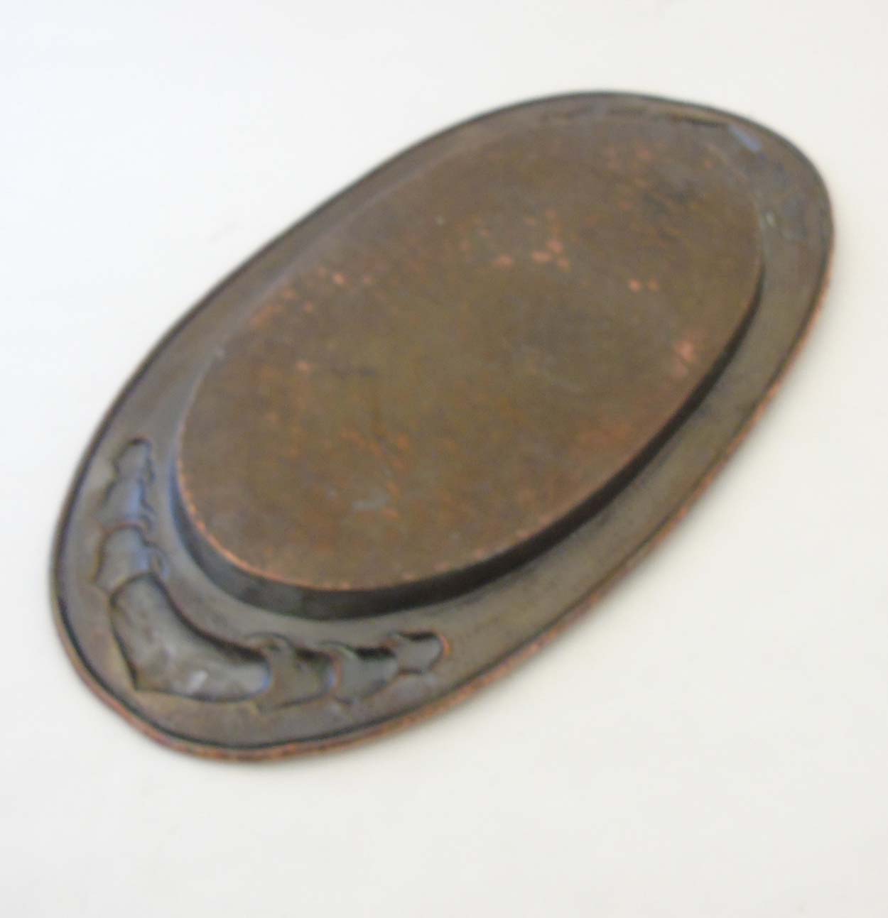 Art and Crafts Decorative metalware : An embossed and plannished large oval butlers tray with heart - Image 6 of 7