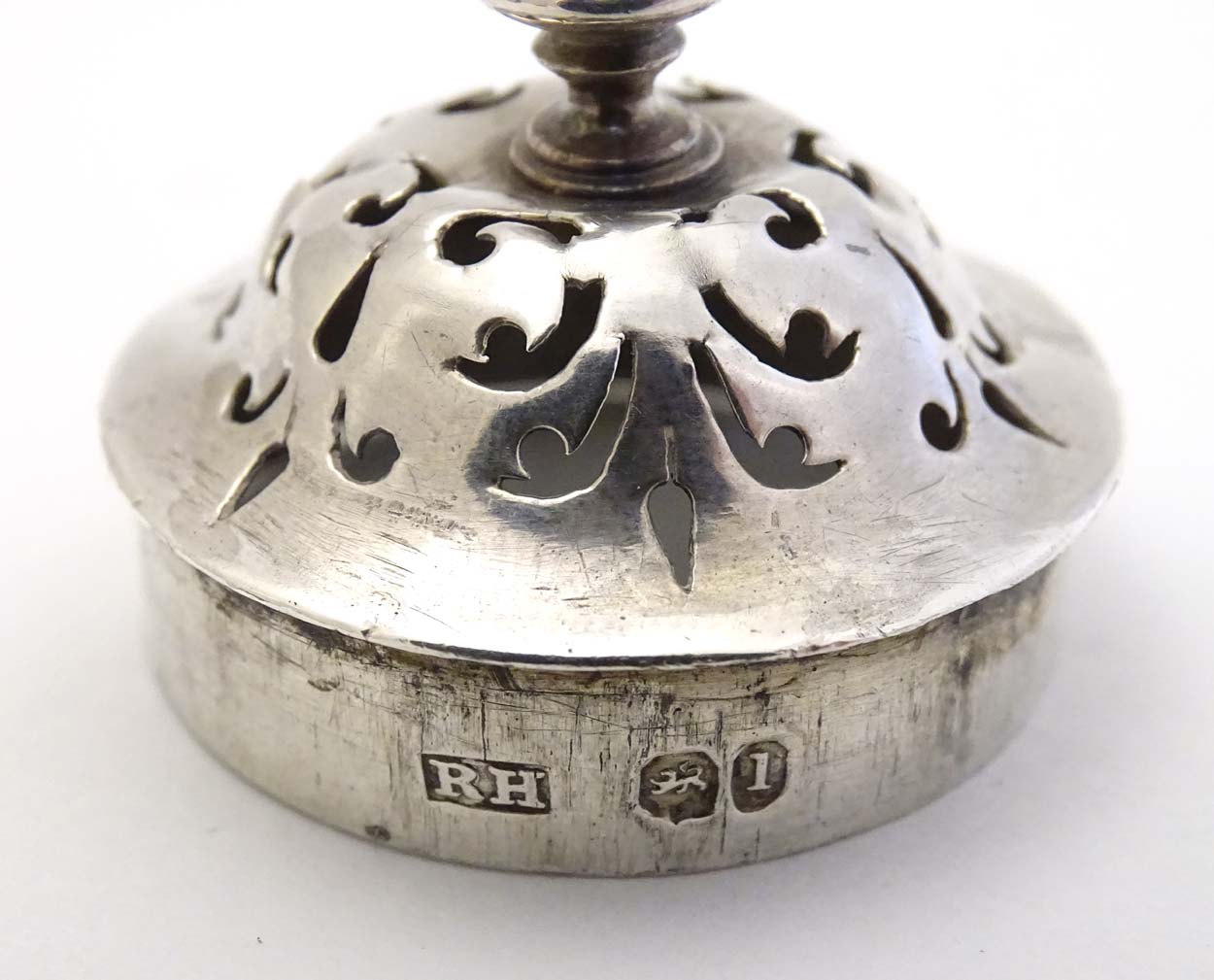 A Geo IV silver pounce pot of stylised thistle form. - Image 2 of 5