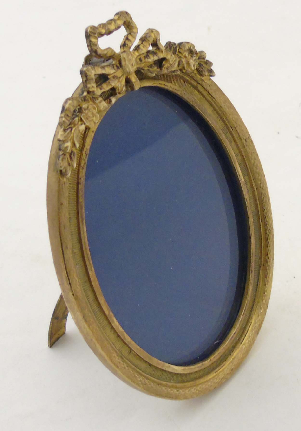 A c.1900 brass oval easel / strut frame with ribbon cresting. - Image 4 of 6