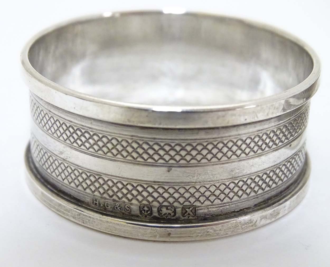 A pair of silver napkin rings with banded engine turned decoration hallmarked Birmingham 1947 maker - Image 5 of 6