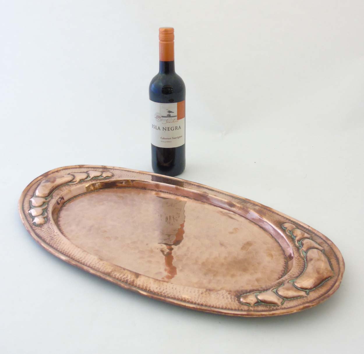 Art and Crafts Decorative metalware : An embossed and plannished large oval butlers tray with heart - Image 3 of 7