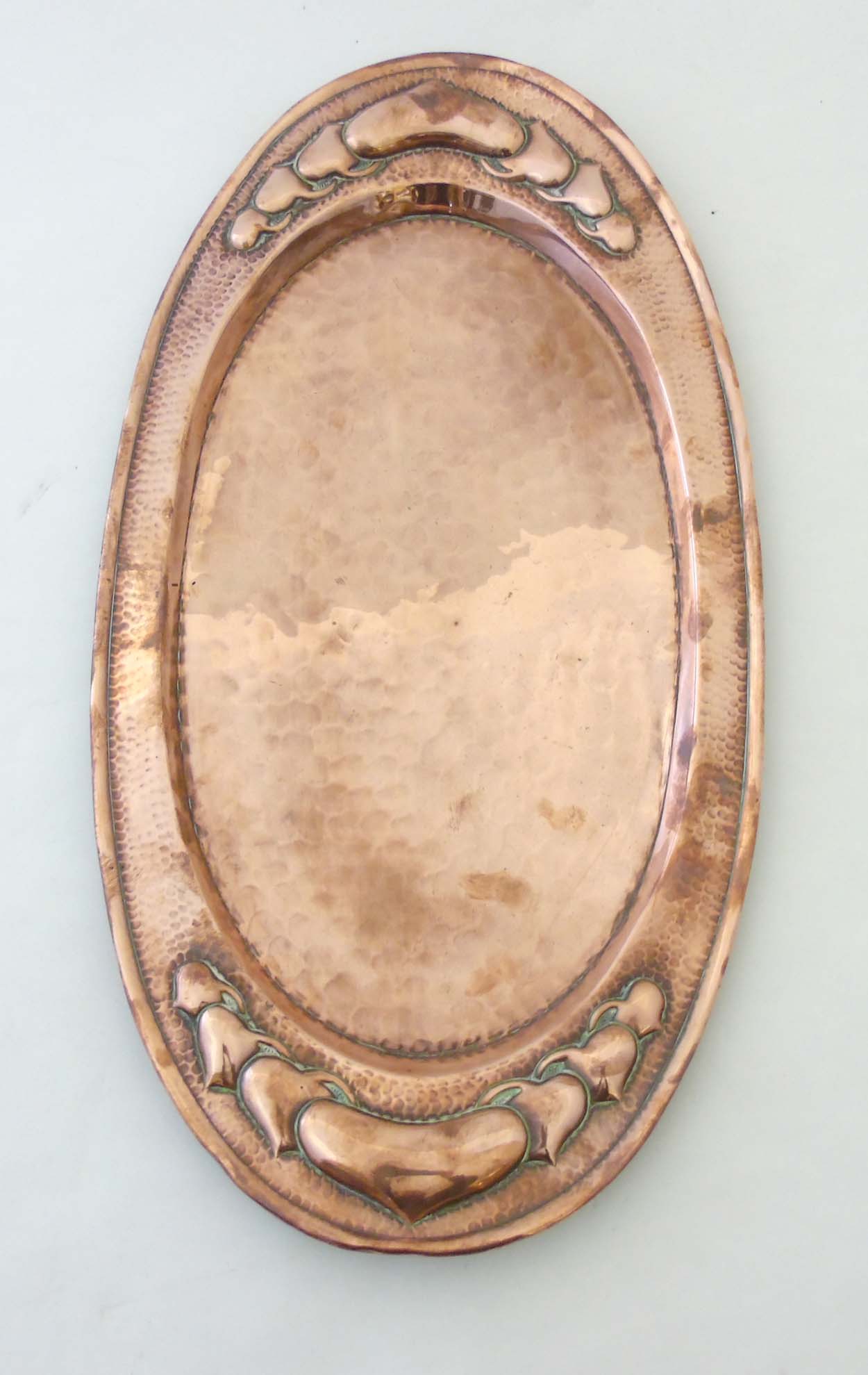 Art and Crafts Decorative metalware : An embossed and plannished large oval butlers tray with heart - Image 5 of 7