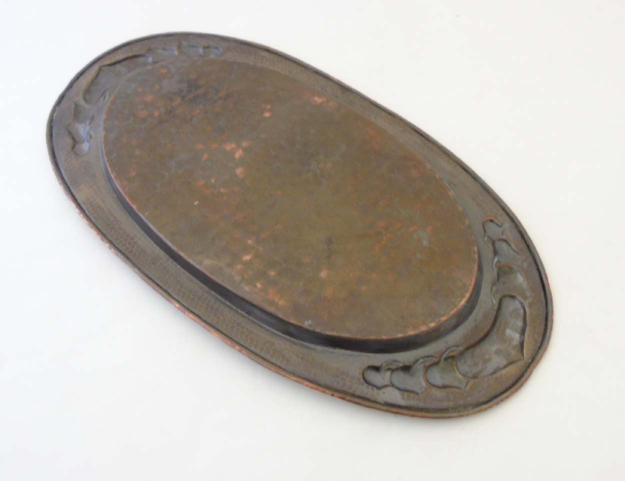 Art and Crafts Decorative metalware : An embossed and plannished large oval butlers tray with heart - Image 7 of 7