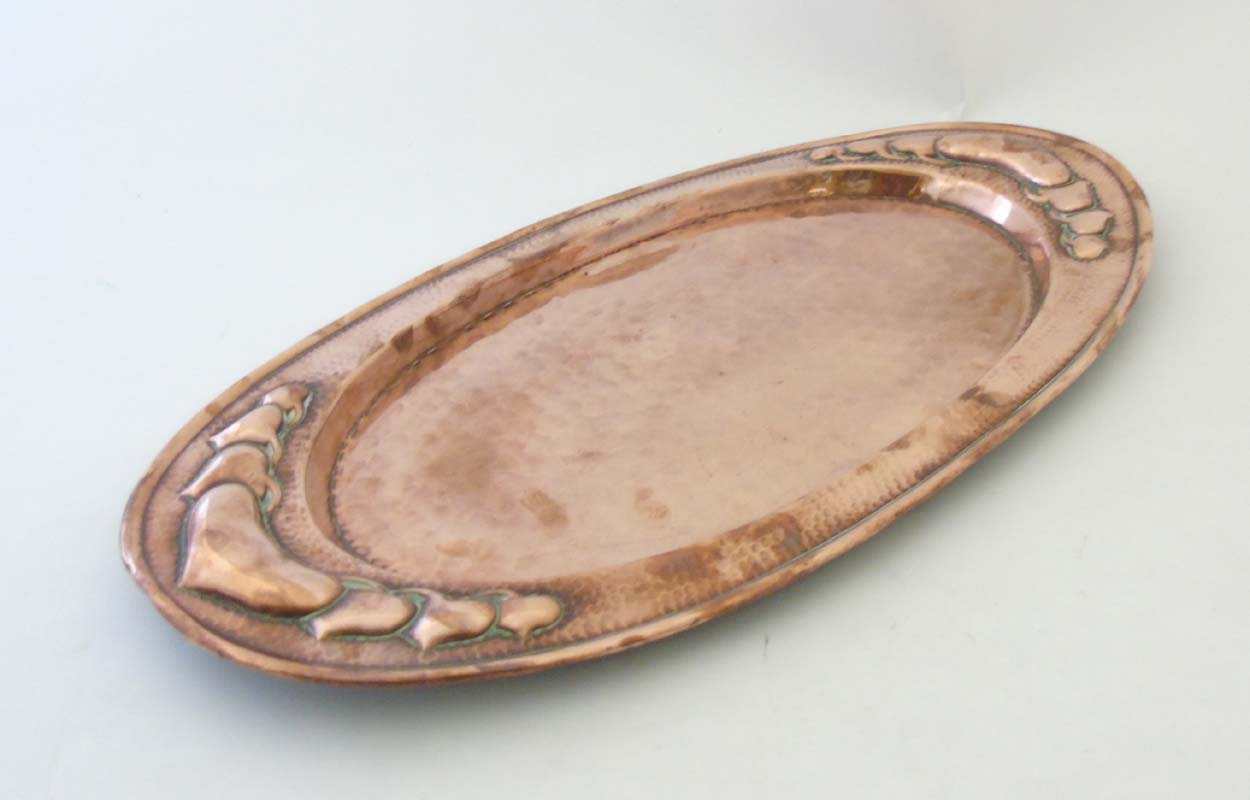 Art and Crafts Decorative metalware : An embossed and plannished large oval butlers tray with heart - Image 4 of 7