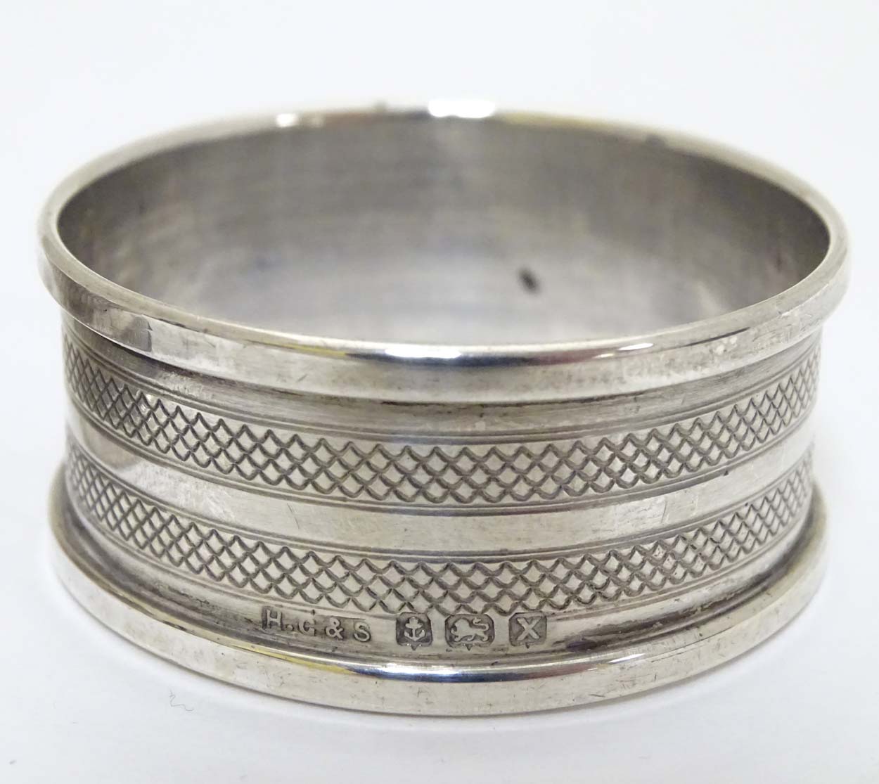 A pair of silver napkin rings with banded engine turned decoration hallmarked Birmingham 1947 maker - Image 4 of 6