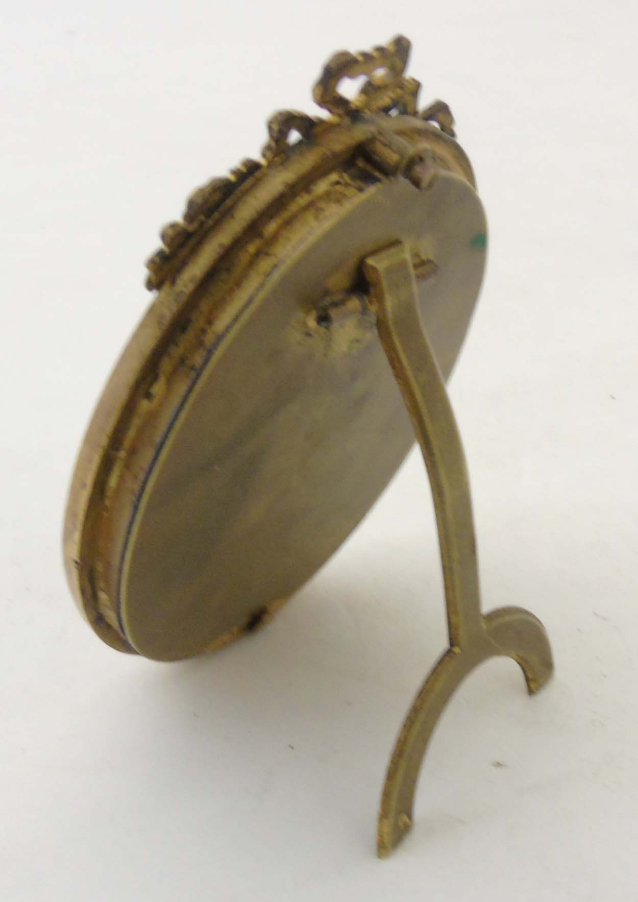 A c.1900 brass oval easel / strut frame with ribbon cresting. - Image 5 of 6