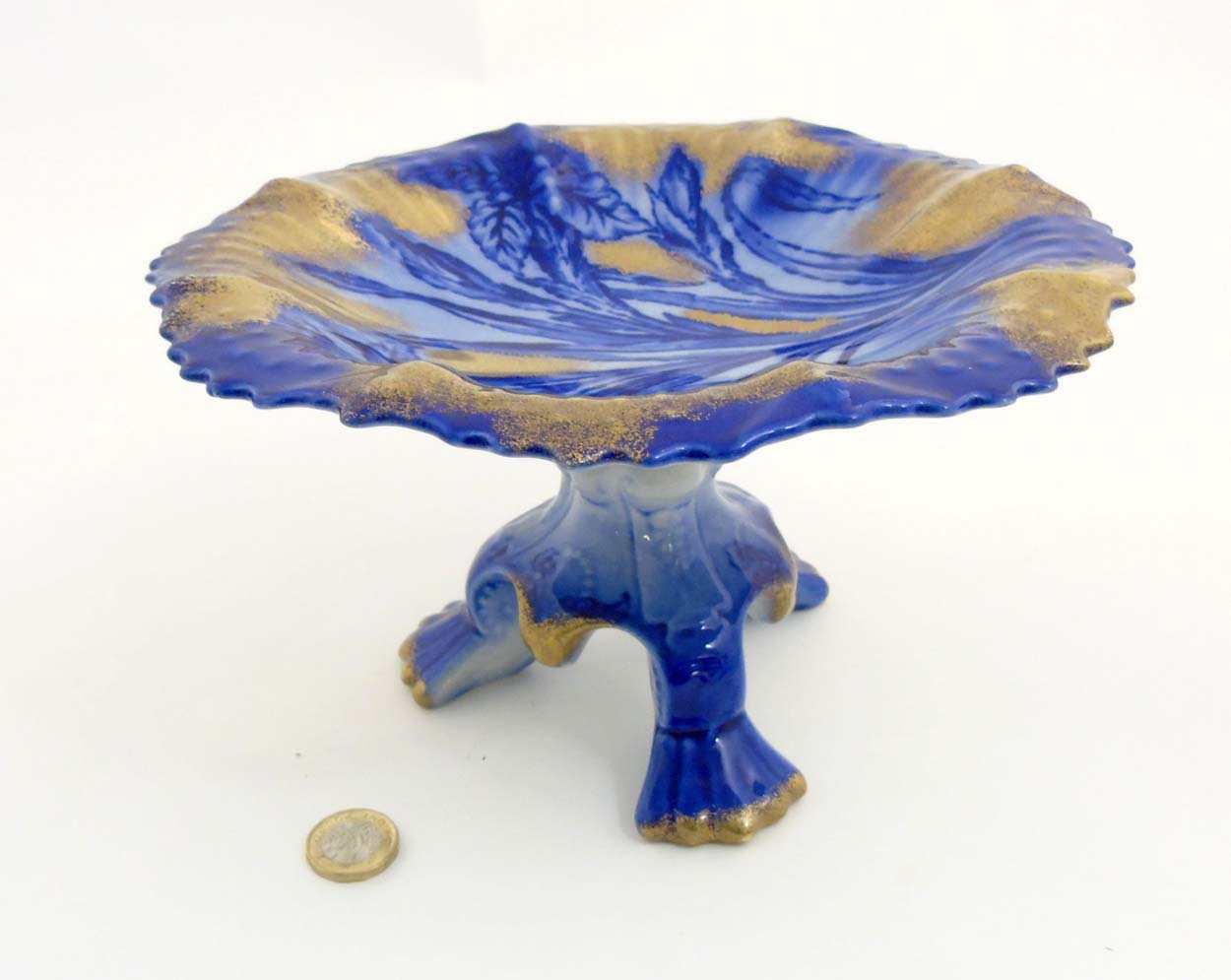 A Victorian Flow Blue Ironstone three footed Staffordshire tazza depicting flowers to plate with - Image 3 of 7