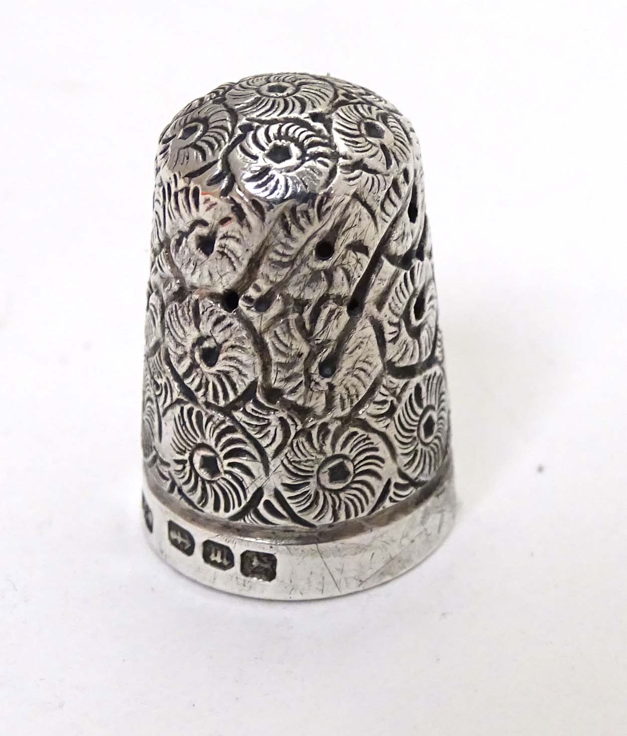 A Victorian silver thimble hallmarked 1896 maker Francis Webb. - Image 4 of 5