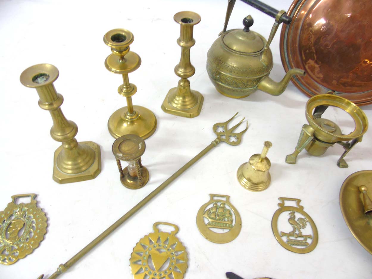 A quantity of assorted brass and copper ware to include a 19thC kettle, bed warming pan, - Image 4 of 14