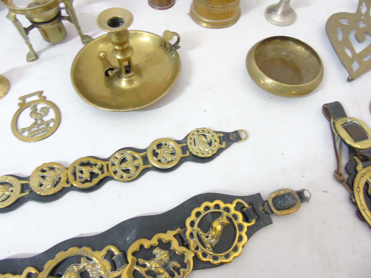 A quantity of assorted brass and copper ware to include a 19thC kettle, bed warming pan, - Image 14 of 14