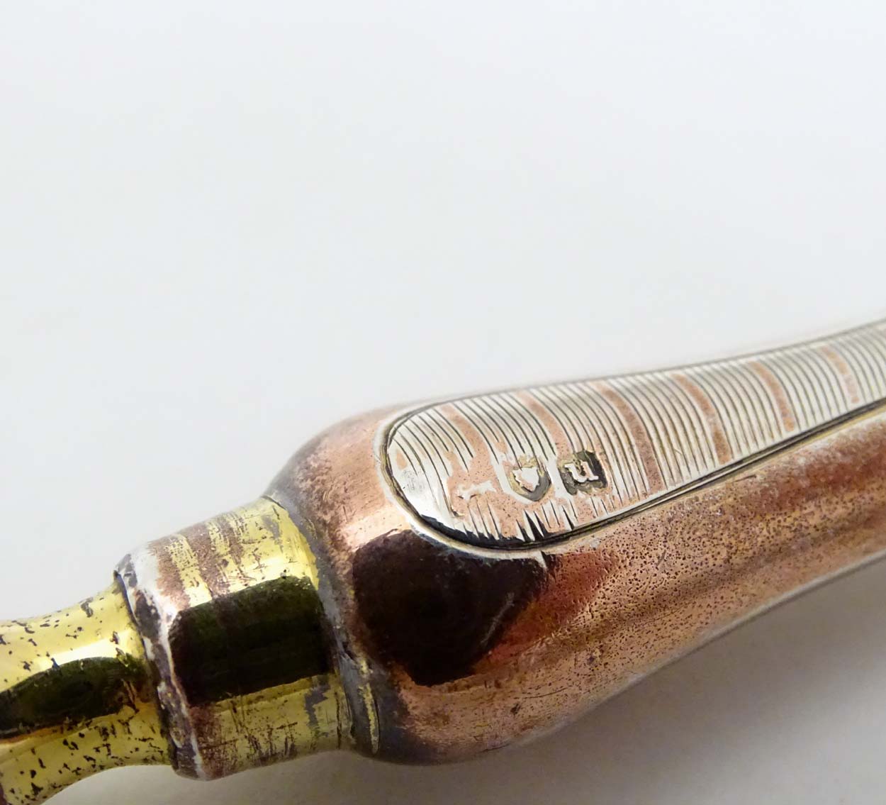 Silver handled button hook and shoe horn with engine turned decoration and traces of gilding. - Image 2 of 7