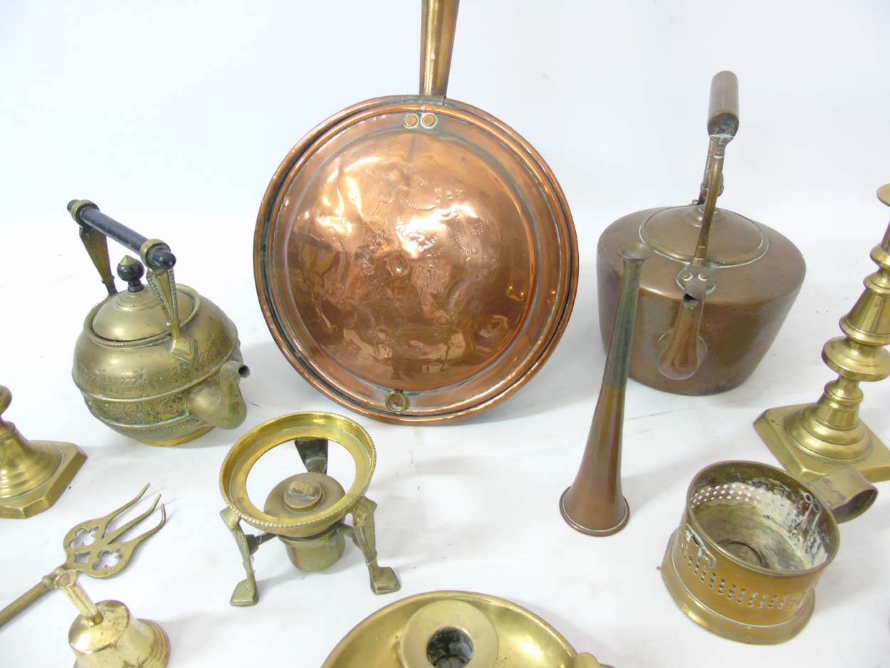 A quantity of assorted brass and copper ware to include a 19thC kettle, bed warming pan, - Image 8 of 14