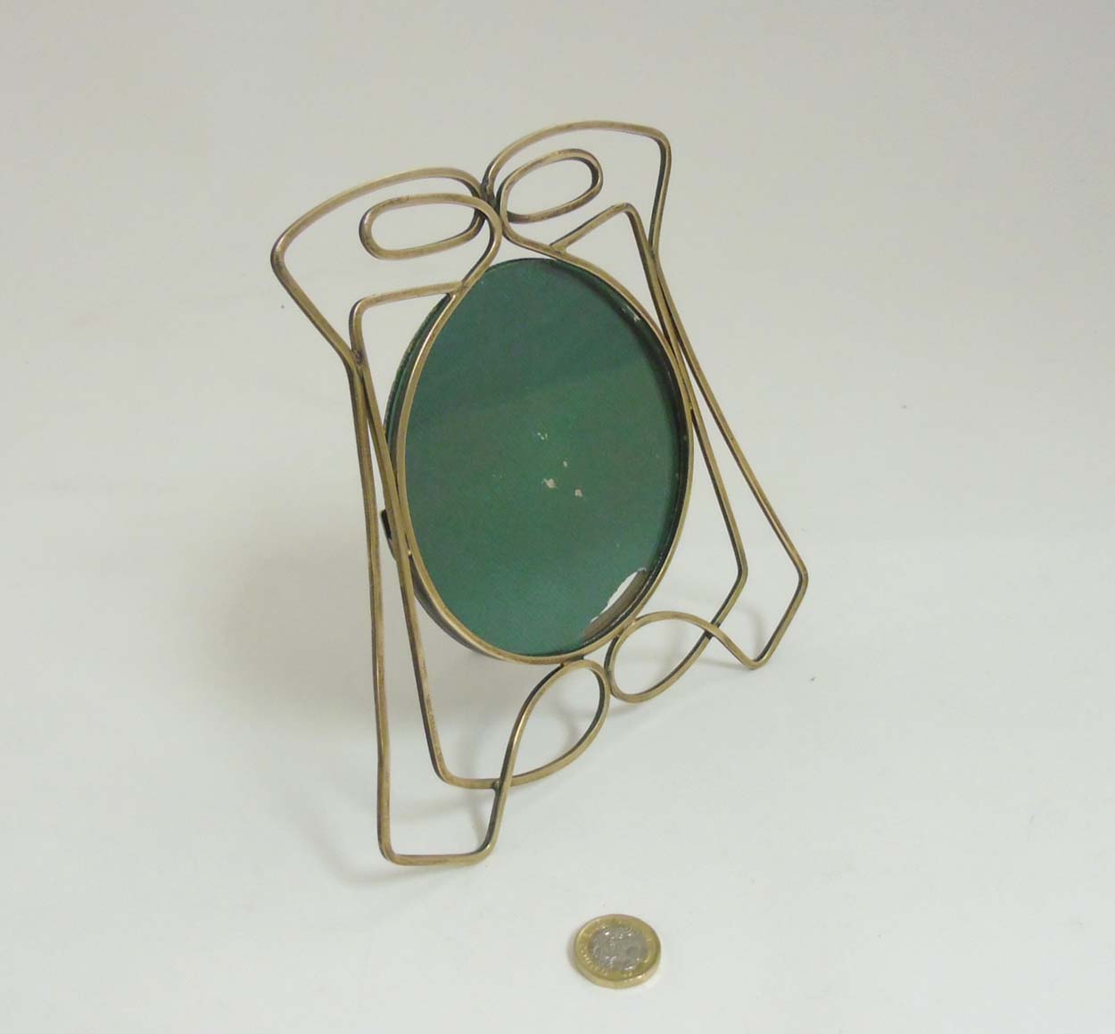 Decorative Metalware : An Art Deco brass circular glazed strut / easel back photograph frame. - Image 3 of 6