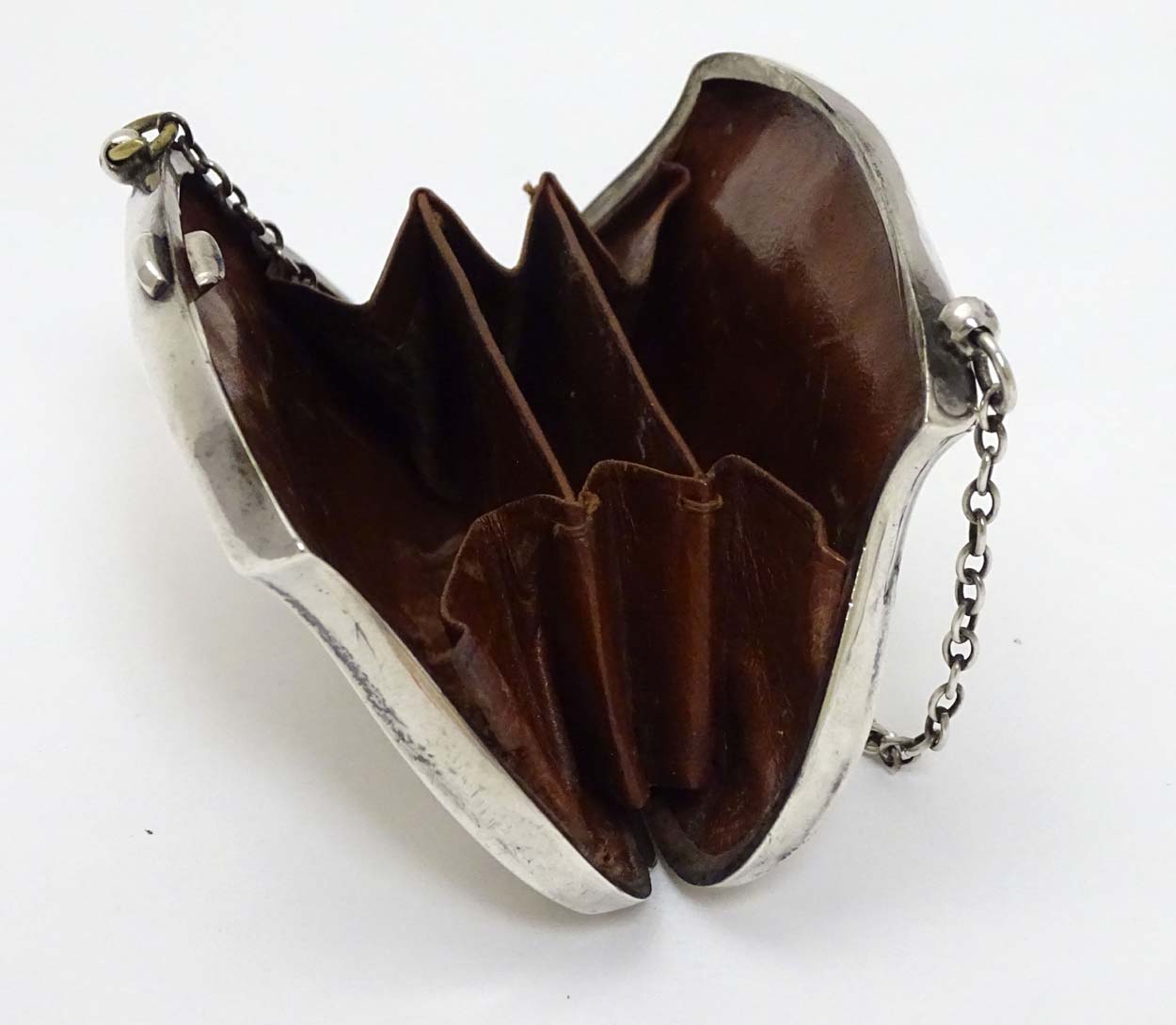 A silver purse with brown leather interior. Hallmarked Birmingham 1909. - Image 13 of 14