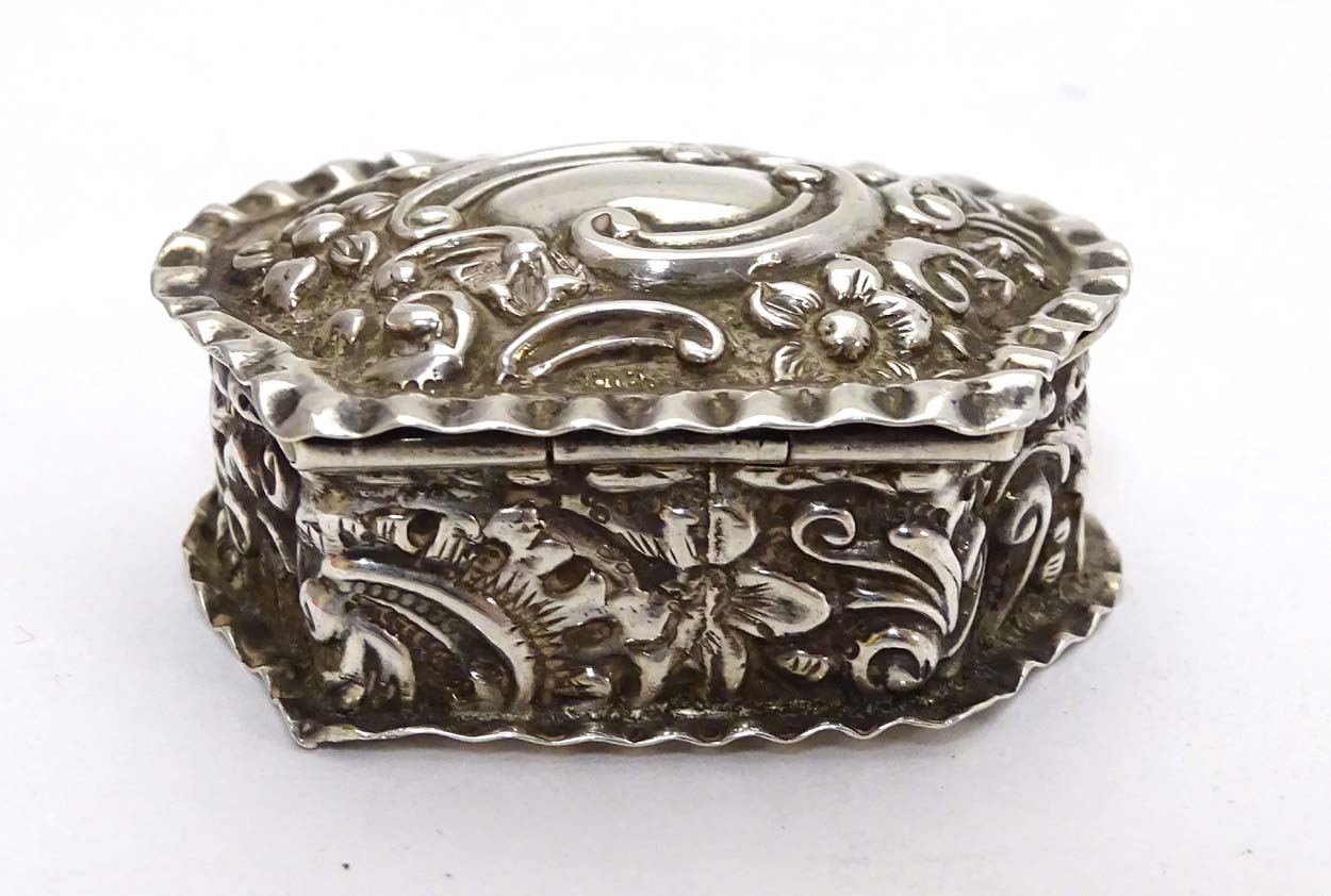 A Victorian silver small box with embossed decoration. - Image 4 of 7