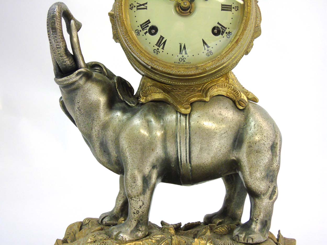 Elephant Clock : an Italian Brevettato brass & bronze elephant mantel clock The top surmounted by a - Image 3 of 10