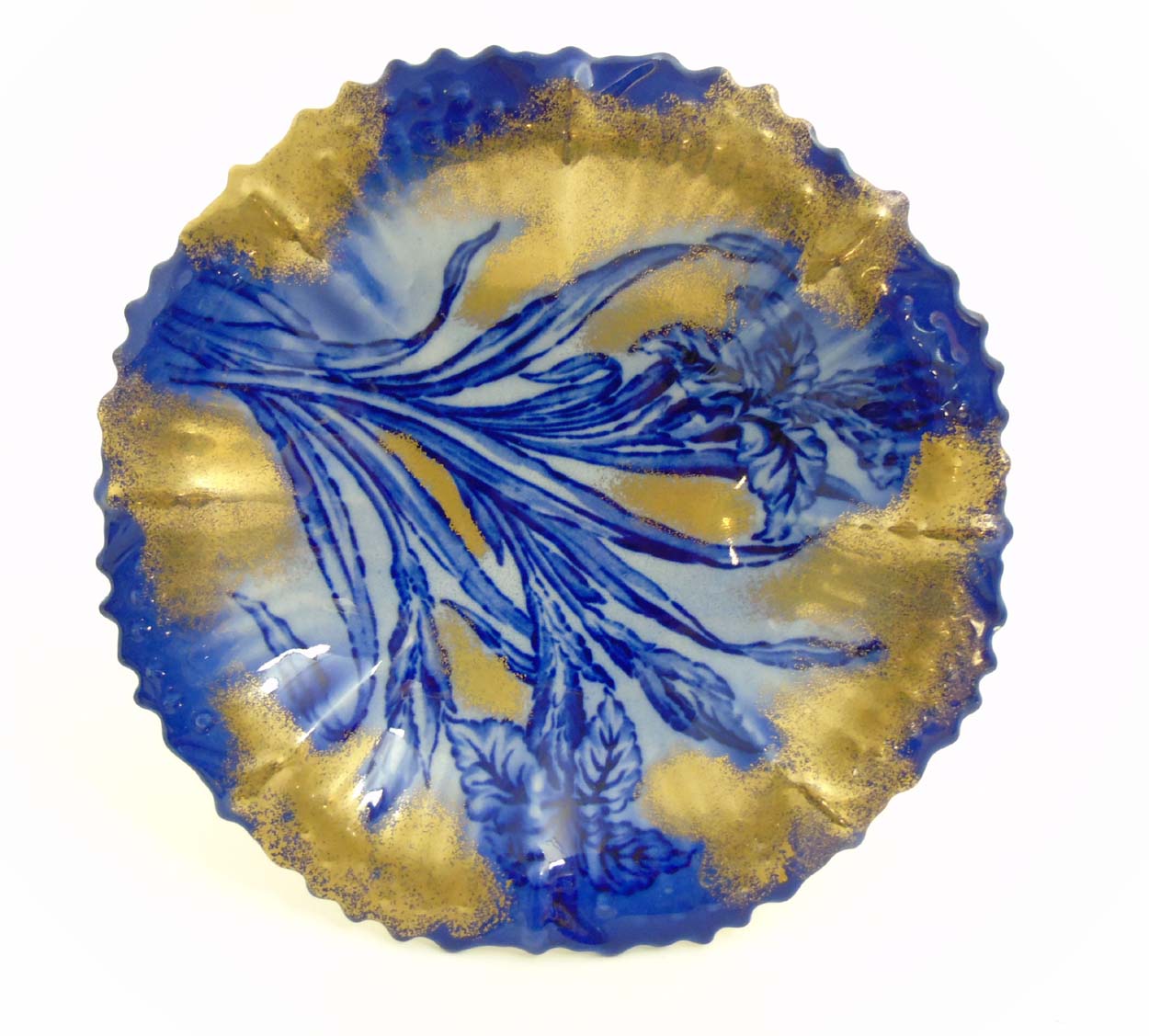 A Victorian Flow Blue Ironstone three footed Staffordshire tazza depicting flowers to plate with - Image 5 of 7