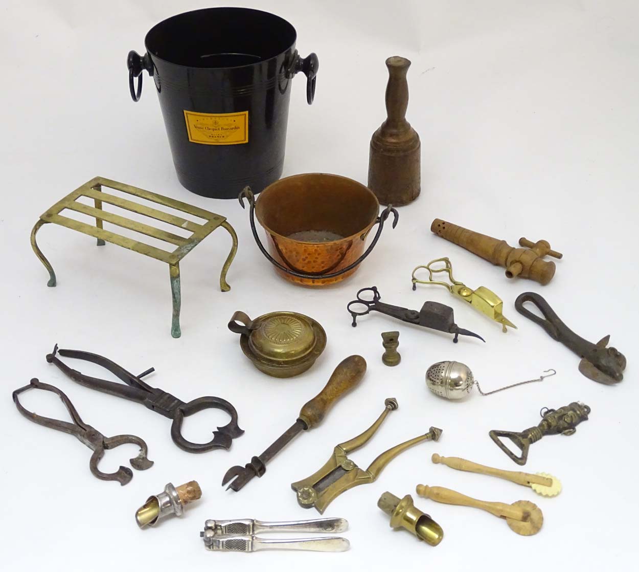 Assorted Kitchenalia : including , 19 thC Sugar cutters ,