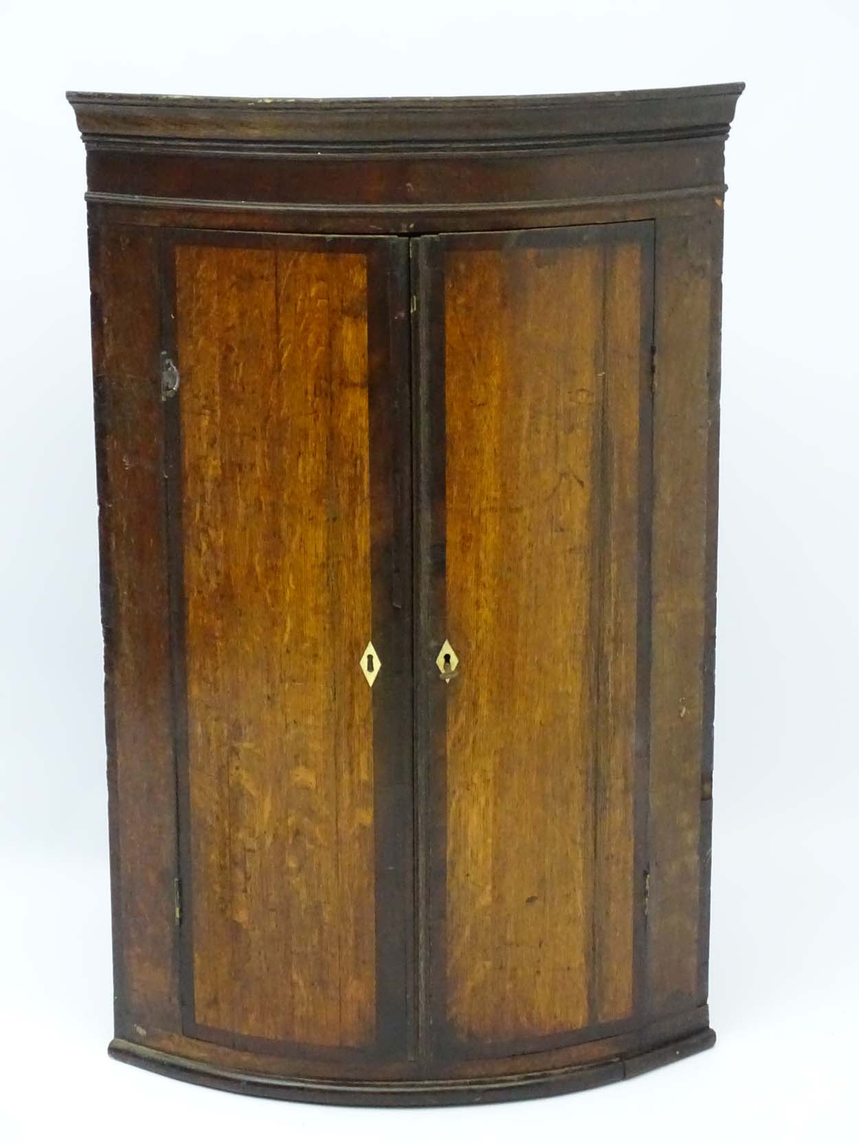A late 18thC oak bow fronted corner cupboard with mahogany cross banded doors and mahogany frieze - Image 5 of 7