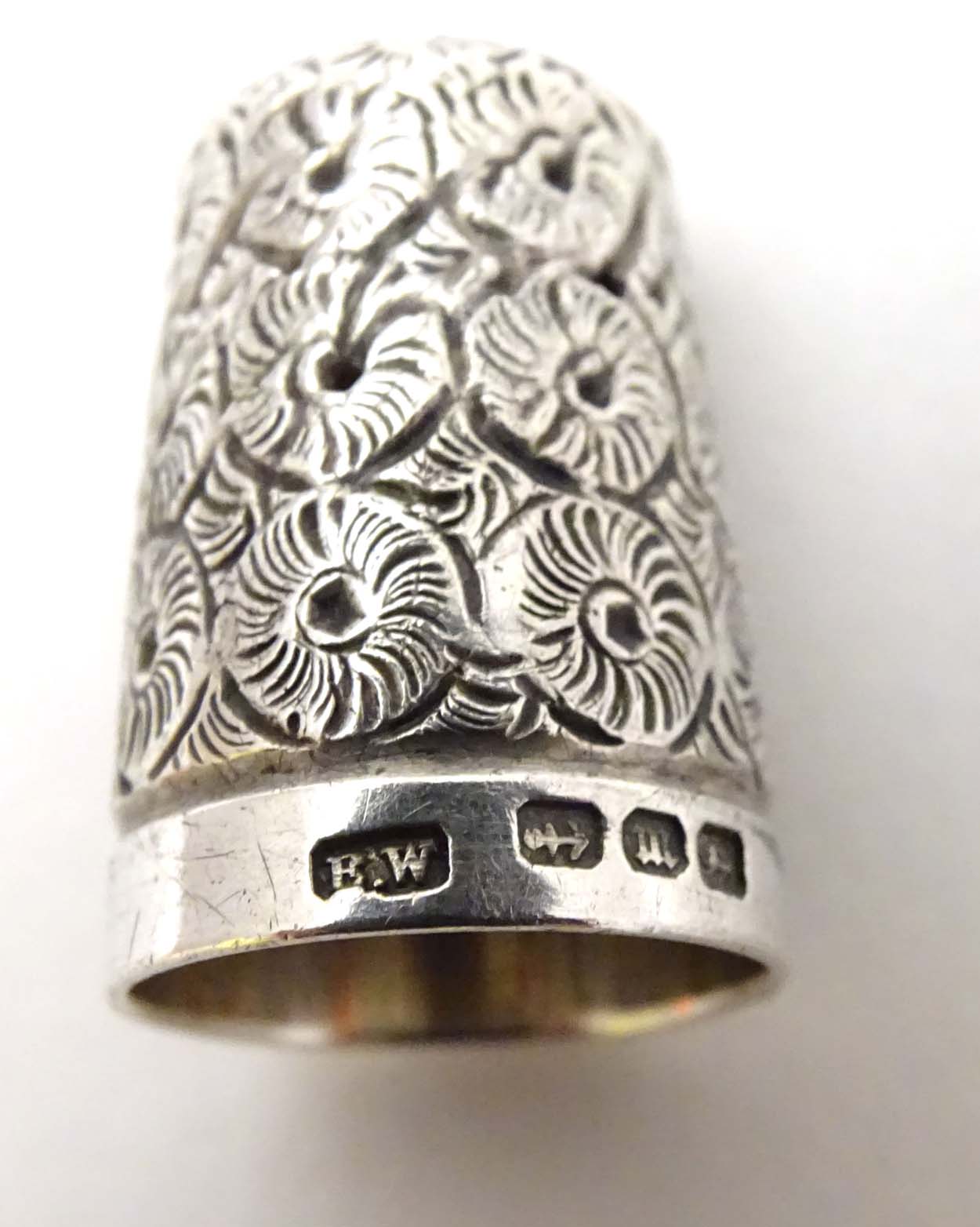 A Victorian silver thimble hallmarked 1896 maker Francis Webb. - Image 2 of 5