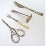Assorted silver items comprising a silver fork hallmarked Birmingham 1917 maker Deakin & Francis,