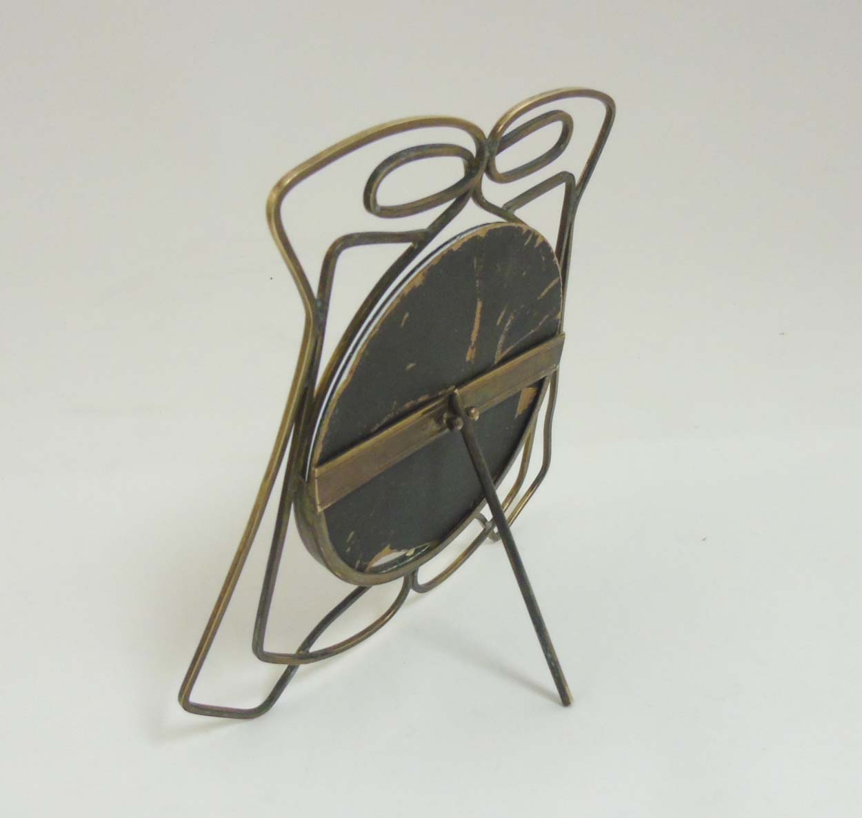 Decorative Metalware : An Art Deco brass circular glazed strut / easel back photograph frame. - Image 5 of 6