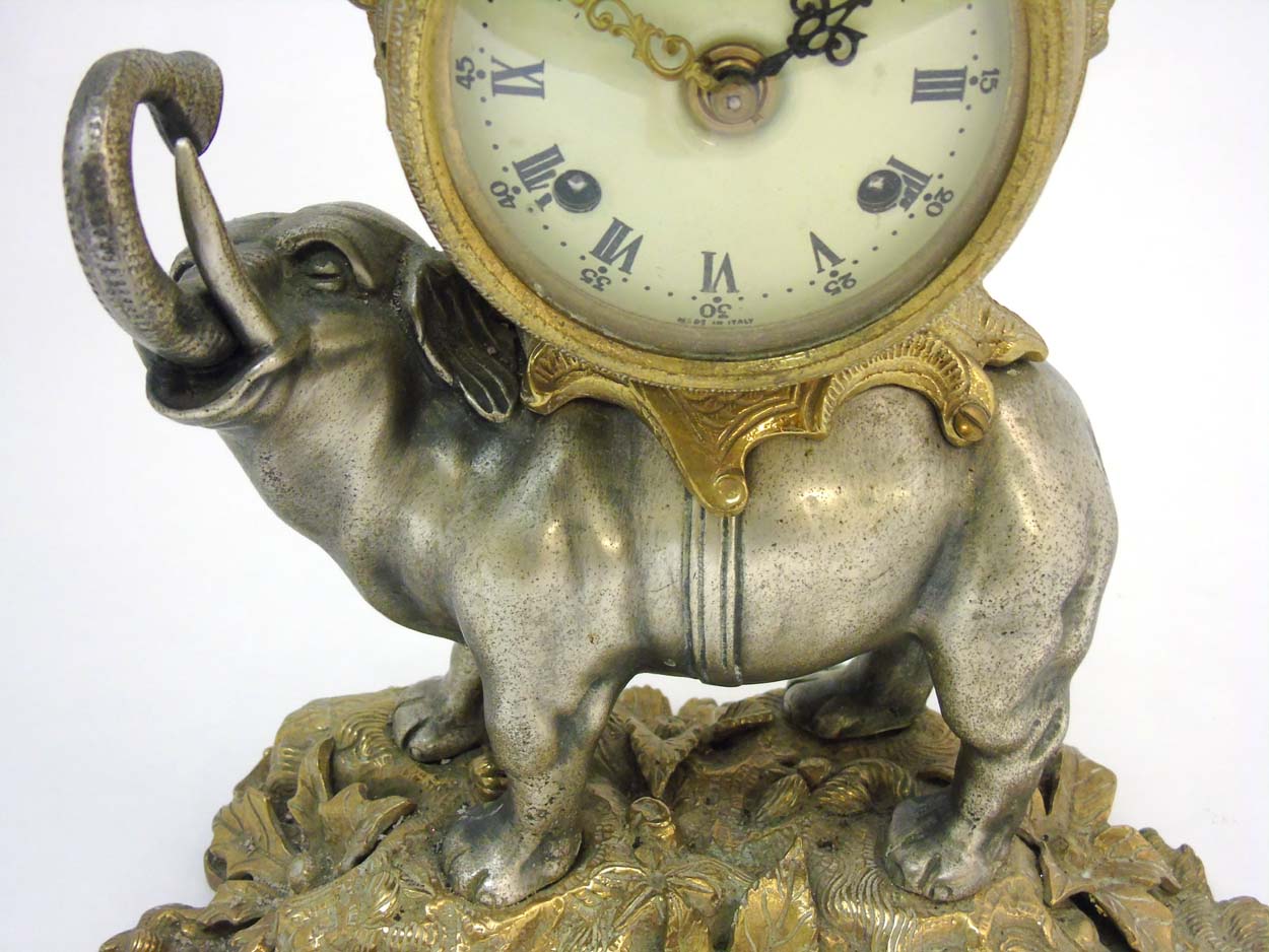 Elephant Clock : an Italian Brevettato brass & bronze elephant mantel clock The top surmounted by a - Image 9 of 10