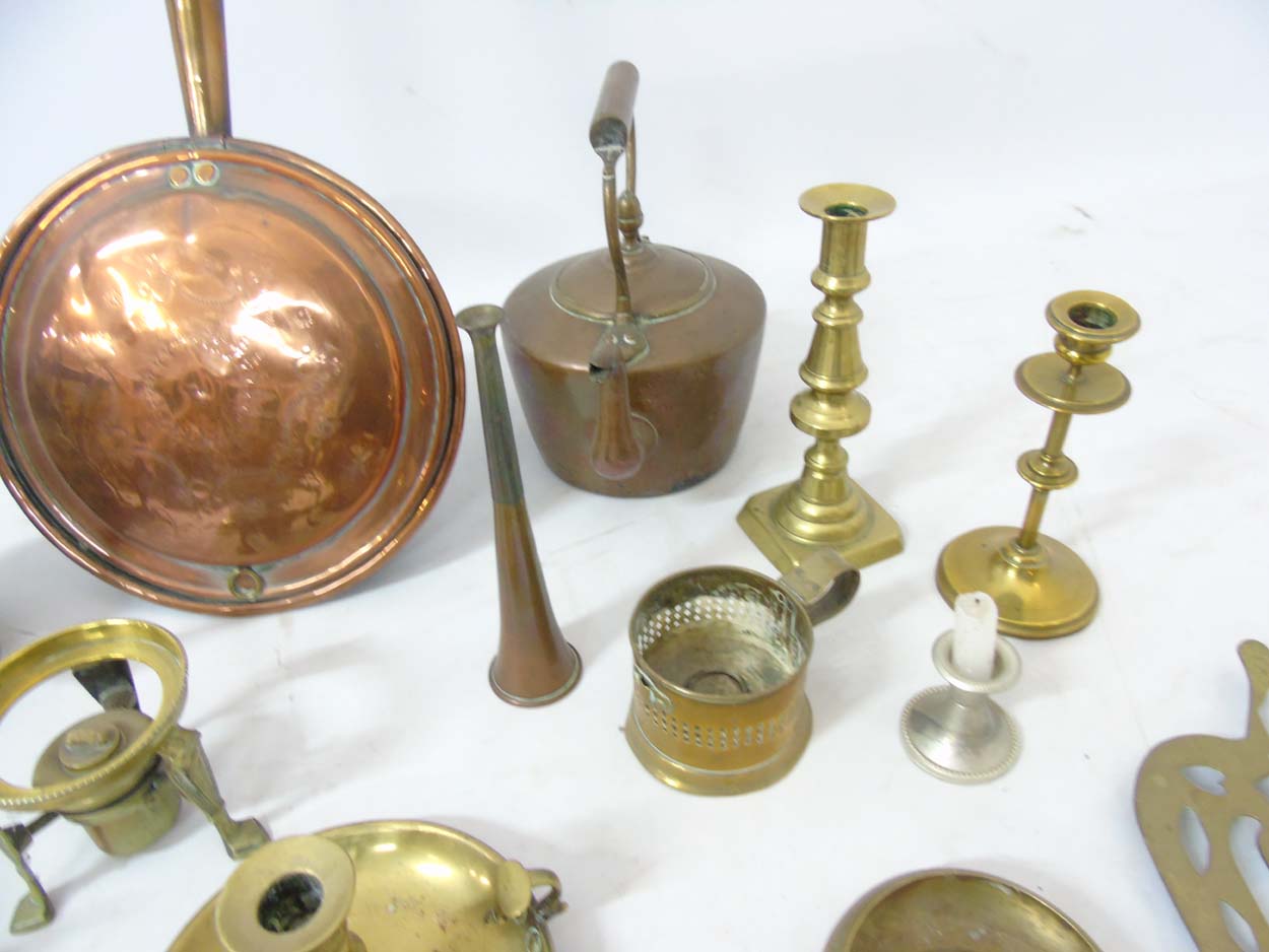 A quantity of assorted brass and copper ware to include a 19thC kettle, bed warming pan, - Image 7 of 14