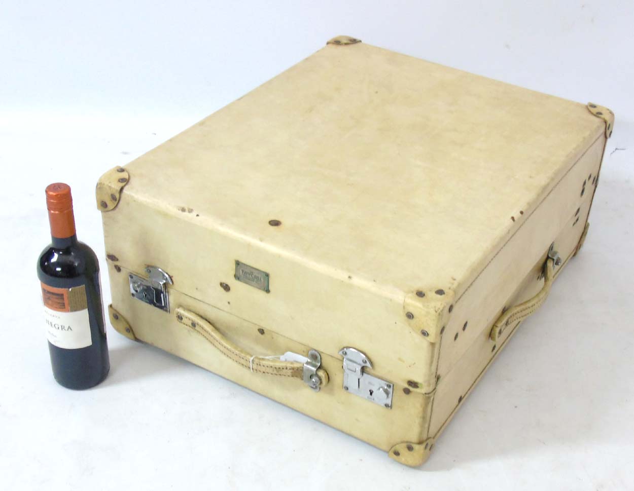 An early 20thC 'Revelation' Vellum travelling case with expanding catches and hinges.