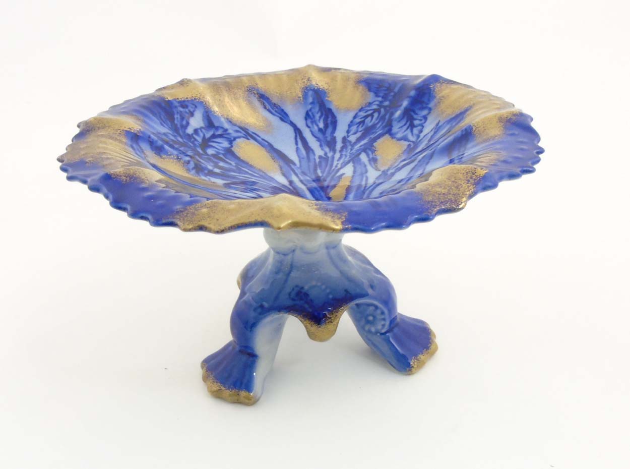 A Victorian Flow Blue Ironstone three footed Staffordshire tazza depicting flowers to plate with - Image 4 of 7