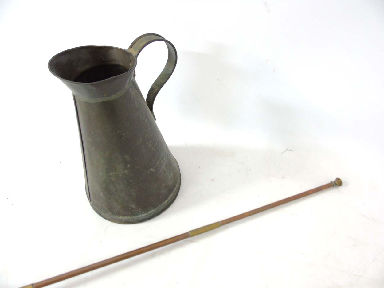A quantity of assorted brass and copper ware to include a 19thC kettle, bed warming pan, - Image 2 of 14