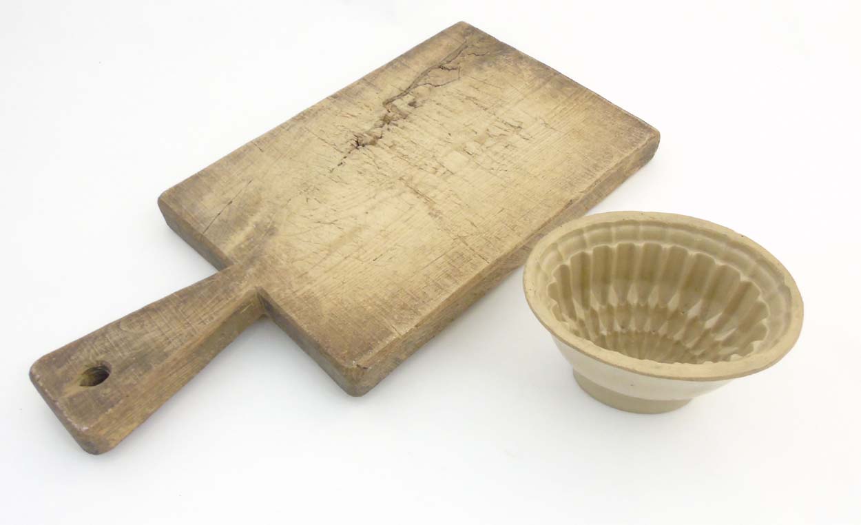 A old sawn Elm Bread Board and a ceramic oval jelly mould , - Image 3 of 5