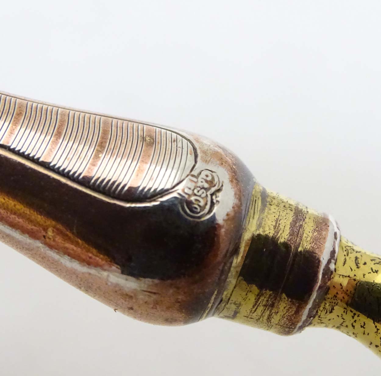 Silver handled button hook and shoe horn with engine turned decoration and traces of gilding. - Image 7 of 7