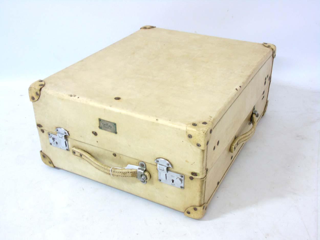 An early 20thC 'Revelation' Vellum travelling case with expanding catches and hinges. - Image 3 of 8